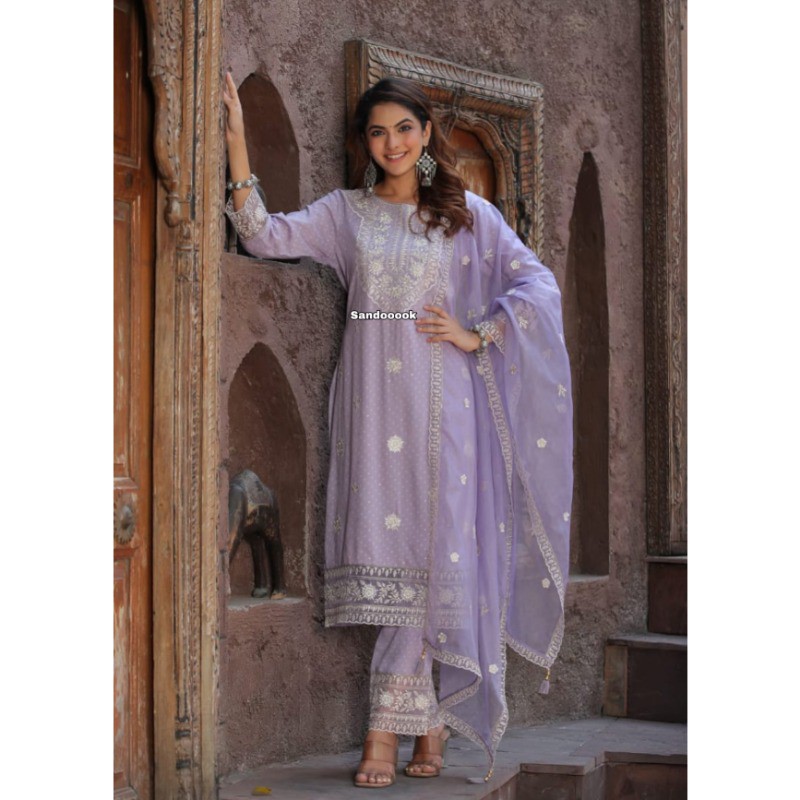 Sunehari Embroidered Kurta With Pant And Organza Dupatta